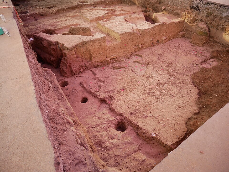 Excavación arqueológica del convento de Todos los Santos, con los cimientos de piedra de la iglesia al descubierto